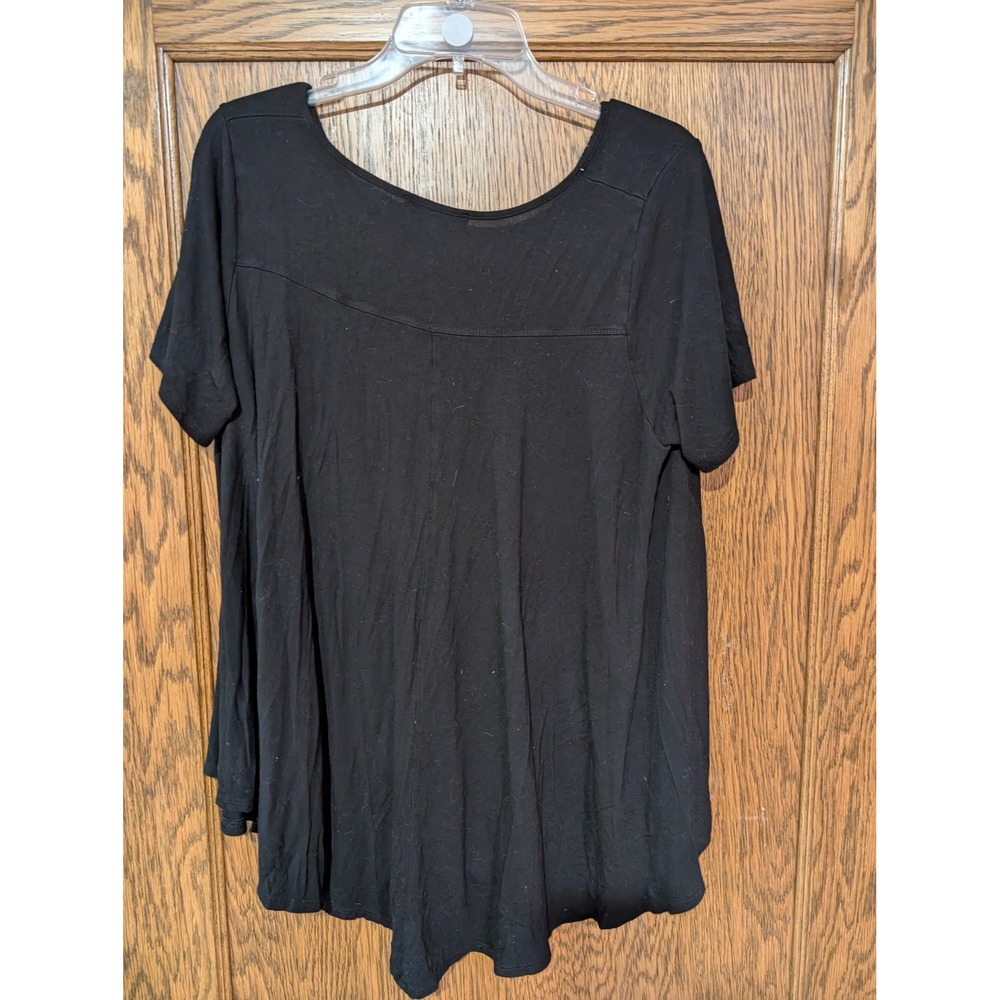 Green Envelope Los Angeles Womens 2X Black flowy V-Neck T-Shirt